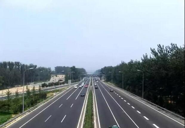间断性才淄门的操作，能让我们在行驶时省油吗？